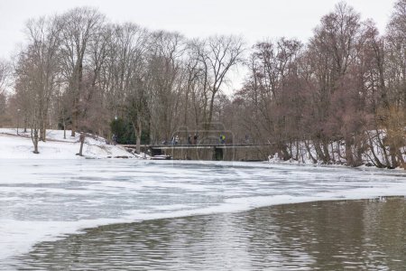 Téléchargez les photos : Norvège, Oslo - 27 février 2019 : Frogner park Pond en hiver, parc public dans la capitale. - en image libre de droit