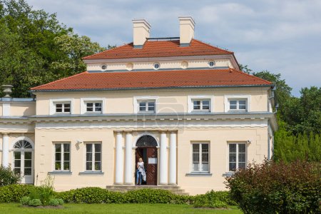 Foto de Smielow, Polonia - 01 de junio de 2019: Vista del palacio de Smielow que alberga el Museo de Adam Mickiewicz. - Imagen libre de derechos