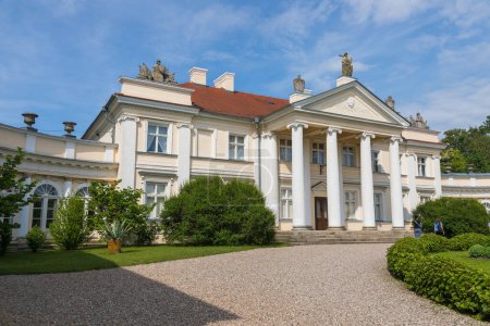 Foto de Smielow, Polonia - 01 de junio de 2019: Vista del palacio de Smielow que alberga el Museo de Adam Mickiewicz. - Imagen libre de derechos