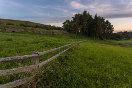Foto de Una vista de los prados Kashubian. Temporada de verano. Kashubia, Polonia. - Imagen libre de derechos