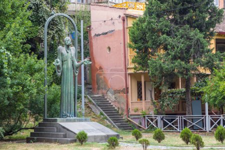 Téléchargez les photos : Géorgie, Tbilissi - 30 août 2019 : Statue de Yetim Gurdji dans le Vieux Tbilissi. Poète géorgien. - en image libre de droit