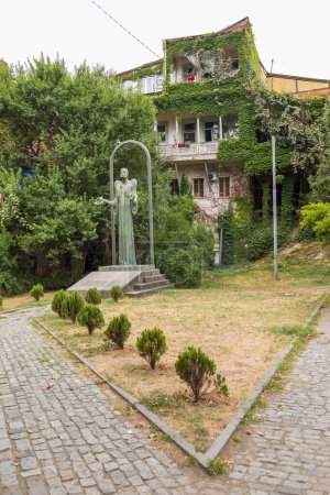 Téléchargez les photos : Géorgie, Tbilissi - 30 août 2019 : Statue de Yetim Gurdji dans le Vieux Tbilissi. Poète géorgien. - en image libre de droit
