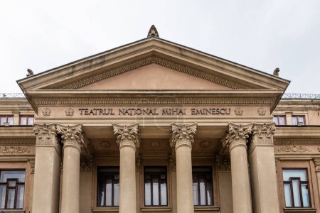 Foto de CHISINAU, MOLDOVA - JULIO 2017: Teatro Nacional de Teatro Mihai Eminescu. Arquitectura moldava, edificio con columnas, patrimonio. - Imagen libre de derechos