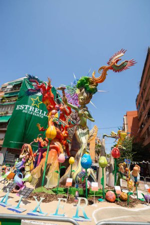 Foto de ALICANTE, ESPAÑA - 5 JULIO 2023: Festival de hogueras de Alicante, foguera, monumento colorido en la calle. Fiesta tradicional española, hogueras San Juan. - Imagen libre de derechos