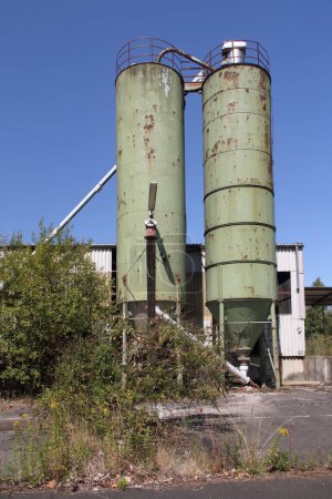 Téléchargez les photos : Deux silos de matières premières sur un site d'usine abandonné à Speyer - en image libre de droit