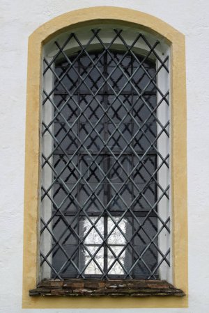 Fenêtre d'église en Allemagne, barrée d'une grille en fer forgé