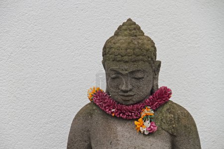 Téléchargez les photos : Figurine de Bouddha ornée d'une couronne de fleurs pour la fête des fleurs - en image libre de droit
