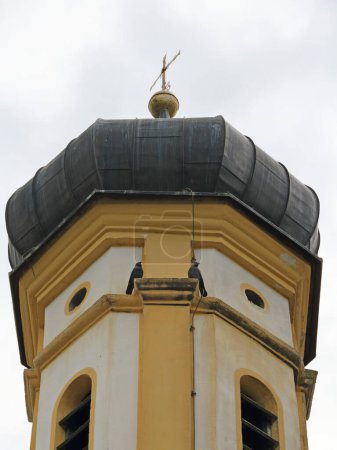 Detalle de la iglesia "San Juan Bautista" cerca de Weilheim y Raisting en Baviera, Alemania
