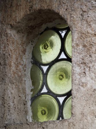 ein kleines, grünes Bleifenster aus einer Kapelle