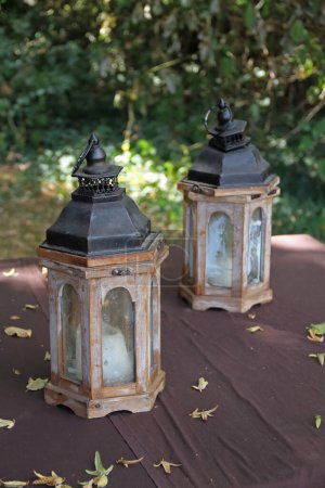 Téléchargez les photos : Deux vieilles lanternes rétro historiques sur une table en bois - en image libre de droit
