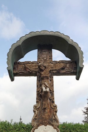 une représentation artistique et plastique du Christ accroché à la croix
