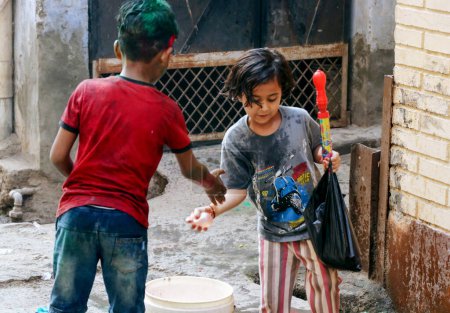 Téléchargez les photos : Mars 20222, Hisar, Haryana : Enfants indiens célébrant Holi avec des couleurs et des pichkari pendant le festival Holi - en image libre de droit