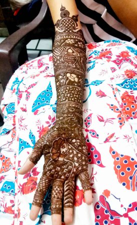 Téléchargez les photos : Une belle œuvre d'art dessinée sur la main d'une mariée indienne avec heena à base de plantes dans un état humide. - en image libre de droit