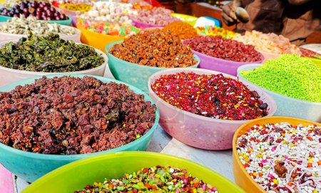 Téléchargez les photos : Ingrédients colorés de Varanasi Paan qui est le bétel doux de banaras, Inde. Ils sont également connus sous le nom de Paan Masala - en image libre de droit