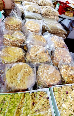 Téléchargez les photos : Vente d'arachides, riz, chikkis et toutes les choses nécessaires pour célébrer le festival lohri en Inde - en image libre de droit
