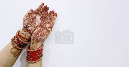Téléchargez les photos : Une belle indienne mains féminines avec tatouage au henné isolé sur fond blanc - en image libre de droit