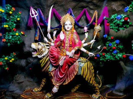 Foto de El ídolo de la Diosa Durga en el decorado festival de Navratri pandal. - Imagen libre de derechos