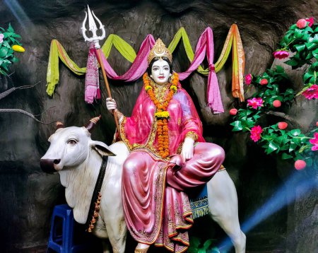Téléchargez les photos : Statue de la déesse Shailputri Devi pour la première Navadurga au temple mata Xohno devi, Vrindavan - en image libre de droit