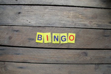 Foto de Concepto de bingo, letras multicolores yacen sobre la mesa - Imagen libre de derechos