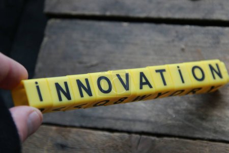 Téléchargez les photos : Innovation concept créatif. Lettrage de cubes jaunes. - en image libre de droit