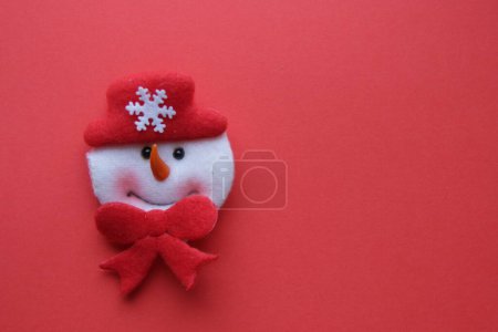 Foto de Un muñeco de nieve. Tarjeta de felicitación Art Christmas. - Imagen libre de derechos
