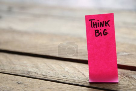 Téléchargez les photos : Motivational quotes inscription on a tag Creative concept. Think Big. - en image libre de droit