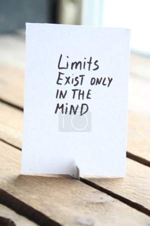 Téléchargez les photos : Motivational quotes inscription on a tag. Limit exist only in the mind - en image libre de droit