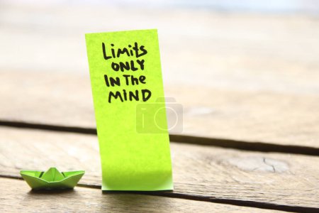 Téléchargez les photos : Motivational quotes inscription on a tag. Limit exist only in the mind - en image libre de droit