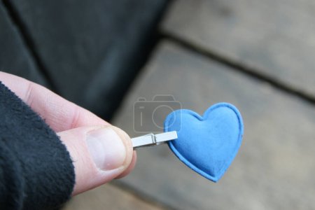 Téléchargez les photos : Hand holding heart. Valentine's Day concept. - en image libre de droit