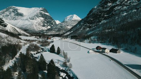 Téléchargez les photos : Vue aérienne d'un petit village dans les montagnes, Norvège. - en image libre de droit