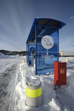 Foto de Digerneset, Noruega - 10 de febrero de 2024: Gasum - Estación de servicio de gas natural para camiones. Llenar el vehículo con gas natural. - Imagen libre de derechos