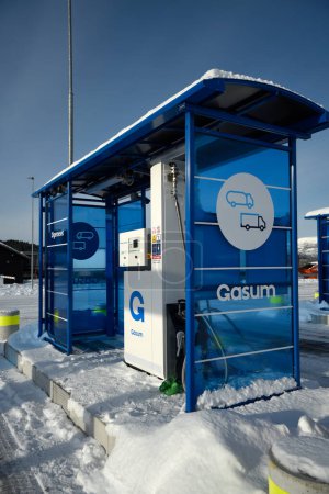 Foto de Digerneset, Noruega - 10 de febrero de 2024: Gasum - Estación de servicio de gas natural para camiones. Vista del distribuidor bajo el techo. Paisajes de invierno. - Imagen libre de derechos
