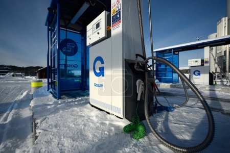 Foto de Digerneset, Noruega - 10 de febrero de 2024: Gasum - Gasolinera natural LGB para camiones. Vista del distribuidor con el adaptador de boquilla de llenado de un gas natural líquido (LGB). Paisajes de invierno. - Imagen libre de derechos
