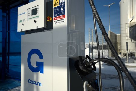 Foto de Digerneset, Noruega - 10 de febrero de 2024: Gasum - Gasolinera natural LGB para camiones. Vista del adaptador y del distribuidor. - Imagen libre de derechos