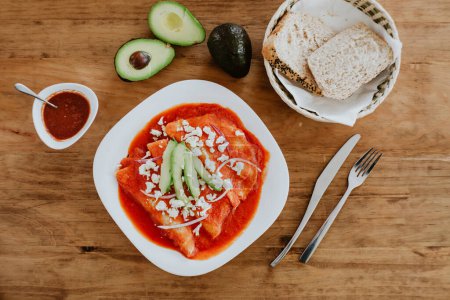 Téléchargez les photos : Enchiladas rouges mexicaines pour le petit déjeuner au Mexique Amérique latine - en image libre de droit