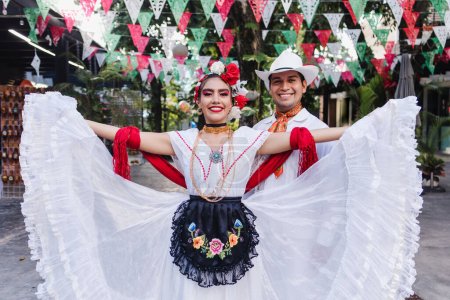 Foto de Pareja latina de bailarines vestida con vestimenta tradicional mexicana de Veracruz México América Latina, joven hispano y hombre en día de la independencia o desfile del cinco de mayo o festival cultural - Imagen libre de derechos
