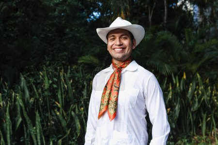Foto de Hombre latino vestido con la costumbre tradicional mexicana llamada "jarocho" tradicional de Veracruz México América Latina, jóvenes hispanos en el día de la independencia o desfile del cinco de mayo o festival cultural - Imagen libre de derechos