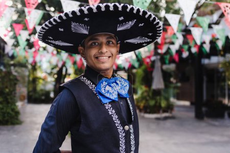 Foto de Hombre latino vestido como mariachi tradicional mexicano en desfile o festival cultural en México América Latina, gente hispana en el día de la independencia o cinco de mayo - Imagen libre de derechos