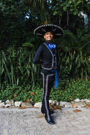 Foto de Hombre latino vestido como mariachi tradicional mexicano en desfile o festival cultural en México América Latina, gente hispana en el día de la independencia o cinco de mayo - Imagen libre de derechos