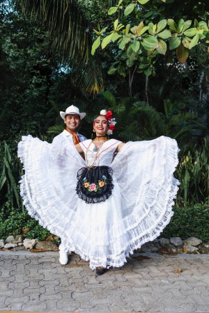 Foto de Pareja latina de bailarines vestida con vestimenta tradicional mexicana de Veracruz México América Latina, joven hispano y hombre en día de la independencia o desfile del cinco de mayo o festival cultural - Imagen libre de derechos