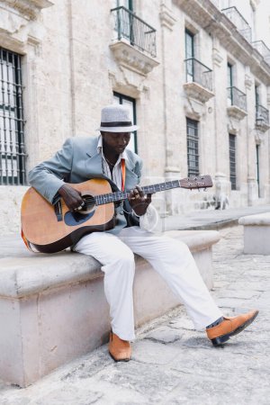 Foto de Músico de Black Man tocando la guitarra en la calle de La Habana en América Latina, afroamericanos y caribeños - Imagen libre de derechos