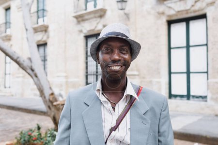 Foto de Retrato de un músico negro en la calle de La Habana en América Latina, afroamericanos y caribeños - Imagen libre de derechos