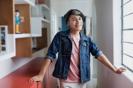 Téléchargez les photos : Portrait de jeune homosexuel latino-américain gay à la maison au Mexique, communauté LGBT hispanique en Amérique latine - en image libre de droit