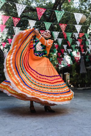 Foto de Bailarina latina vestida con vestimenta tradicional mexicana tradicional de Guadalajara Jalisco México América Latina, jóvenes hispanos en día de la independencia o desfile del cinco de mayo o festival cultural - Imagen libre de derechos