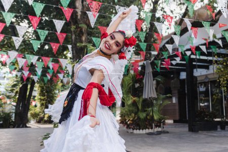 Lateinamerikanerin in traditioneller mexikanischer Kleidung aus Veracruz Mexiko Lateinamerika, junge hispanische Frau am Unabhängigkeitstag oder Cinco de Mayo Parade oder kulturelle Festival Party