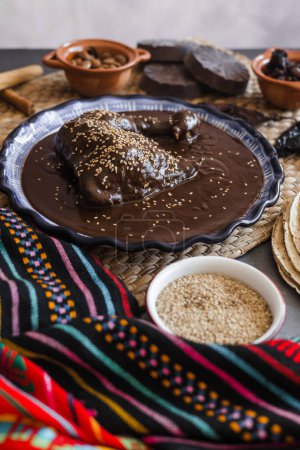 mole poblano ist Soße mit Huhn mexikanische traditionelle Küche in Mexiko Lateinamerika