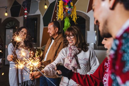 Lateinamerikanische Familie feiert mexikanische Posadas und singt Weihnachtslieder in Mexiko Lateinamerika, hispanische Kultur und Traditionen