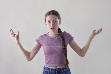 Foto de Estudio retrato de enojado y frustrado adolescente chica mirando a la cámara - Imagen libre de derechos