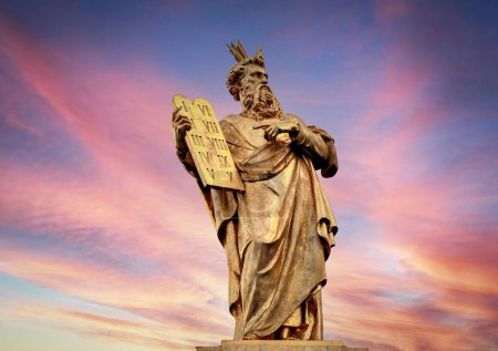 Estatua, Moisés con los Diez Mandamientos en Oro.