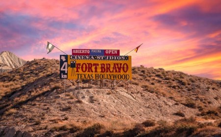 Téléchargez les photos : Almeria-Espagne 12 novembre 2022 : Signpost, Fort Bravo dans le désert de Tabernas en Espagne sert de long métrage pour les westerns spaghetti. - en image libre de droit
